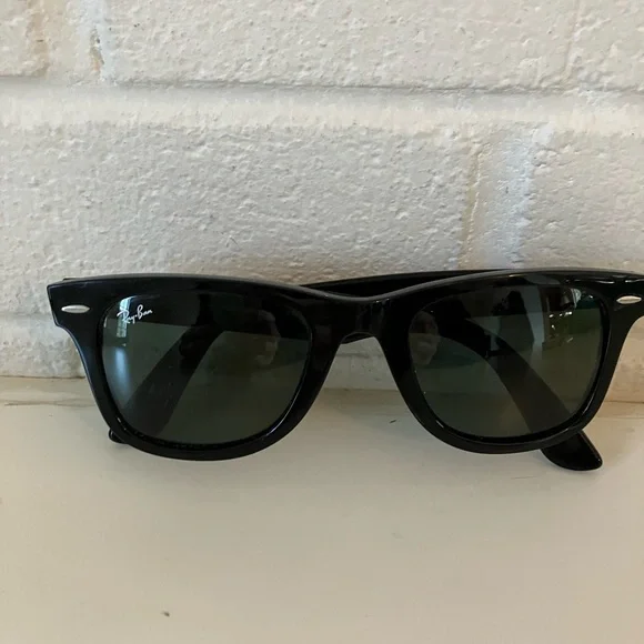 Ray-Ban Classic Black Wayfarer Sunglasses - Picture 2 of 6